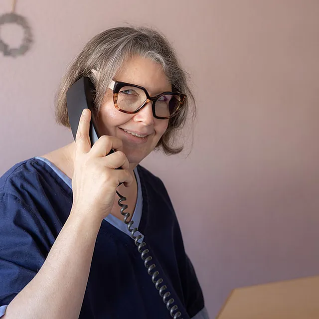 Zahnärztin Heizler am Telefon