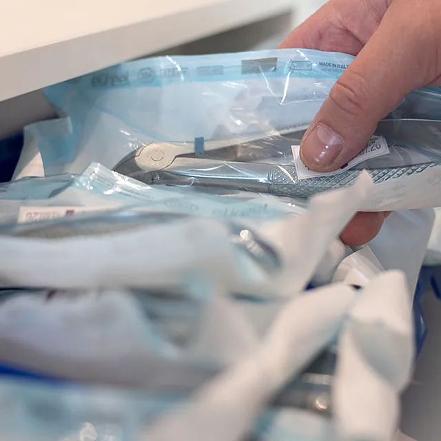 Verschiedene Werkzeuge in Plastikfolie