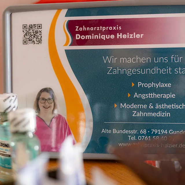 Visitenkarte und Probefläschchen